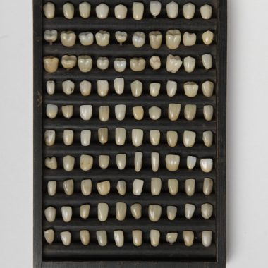 Madera, acero y porcelana. Fabricación Casa Dental 
CD Consolidated Dental. EE.UU. 1911.
El Dr. Chamant patenta en el año 1792 la construcción de dientes de porcelana, que serán la base para las incrustaciones dentales en la odontología moderna.